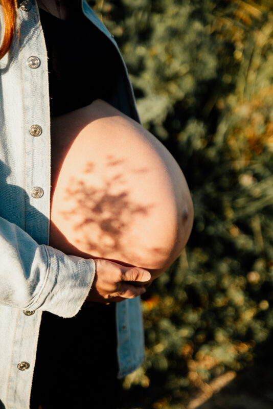 sesión de fotos de embarazo en Salteras barriga